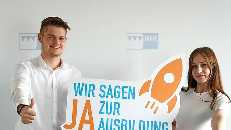 Sie haben bereits „Ja“ gesagt und absolvieren eine Ausbildung bei der IHK für Oberfranken Bayreuth: Melissa Häfner (rechts) absolviert eine Ausbildung zur Kauffrau für Büromanagement, Marlon Seiler zum Fachinformatiker für Systemintegration.