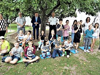 Die siegreichen Schülerinnen und Schüler mit im Hintergrund (von links) Schulrätin Kerstin Zapf, Fachberater Markus Späth, Landrat Klaus Peter Söllner, Verkehrserzieher Ralf Meisel, Rektorin Stefanie Rohde und Verkehrserzieherin Natacha Pohl