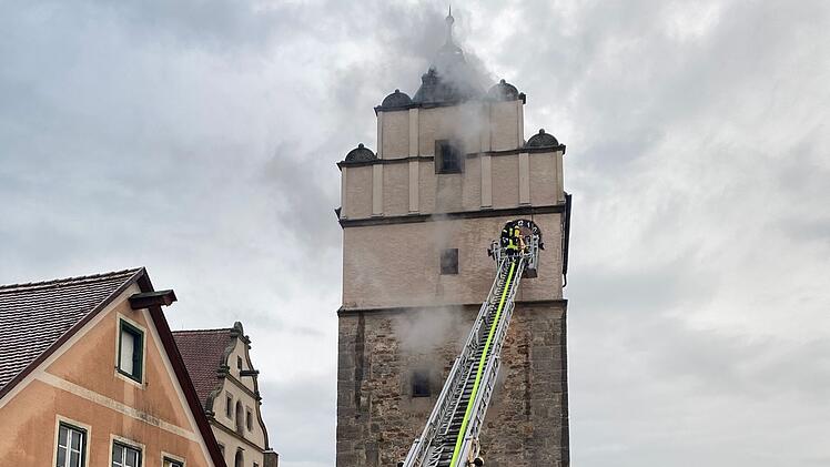 Brand in Dinkelsb&uuml;hl: N&ouml;rdlinger Tor in Flammen - B&uuml;rgermeister ersch&uuml;ttert