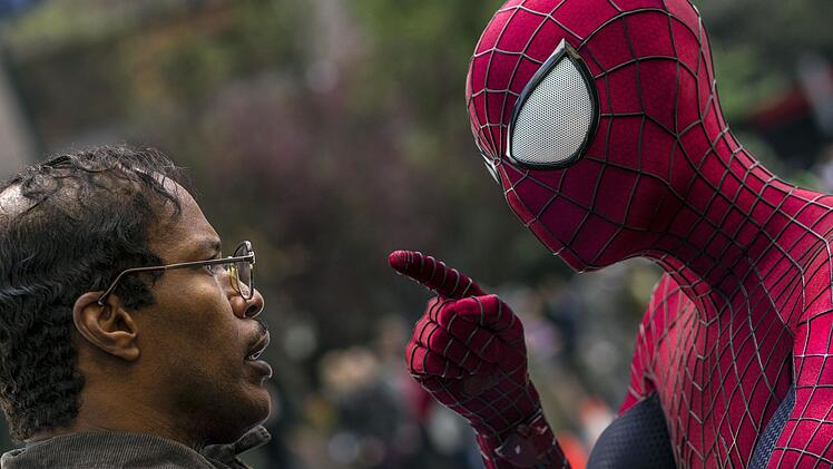 Spider-Man (Andrew Garfield, rechts) ist einer der wenigen, der Max (Jamie Foxx) Beachtung schenkt.