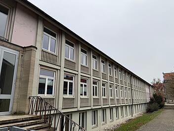 Einfachverglasung aus dem vergangenen Jahrhundert, in die Jahre gekommene Klassenr&auml;ume, Risse im Putz und in den Wasserrohren. Vor allem ein Bau des Herder-Gymnasium muss saniert werden. Bjarne Bahrs