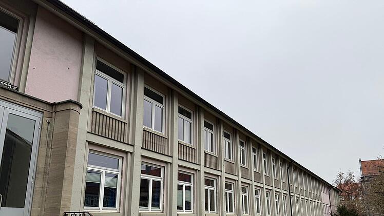 Einfachverglasung aus dem vergangenen Jahrhundert, in die Jahre gekommene Klassenr&auml;ume, Risse im Putz und in den Wasserrohren. Vor allem ein Bau des Herder-Gymnasium muss saniert werden. Bjarne Bahrs