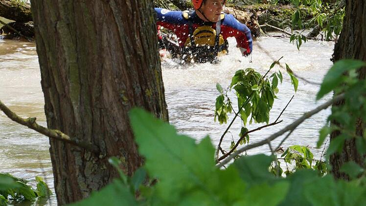 Die Wasserwacht versucht die Boote zu bergen.