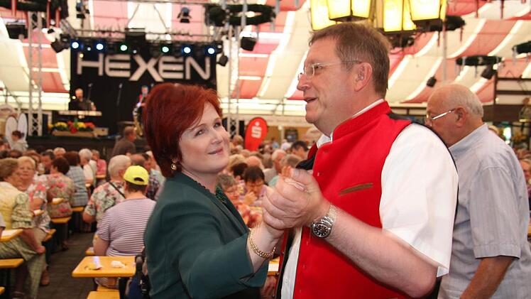 Zur fünften Jahreszeit in Kulmbach verschwimmen Parteigrenzen schon mal: Oberbürgermeister Henry Schrammt tanzte spontan mit Christina Flauder (SPD) im Bierzelt - und nicht nur die beiden freuten sich. Foto: Sonja Adam