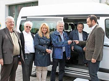 Zweiter Bürgermeister Hans-Peter Prämaßing, Pfarrer Ewald Thoma, Erste Bürgermeisterin Maria Beck (v.l.) freuen sich über die Möglichkeiten, die der Neun-Sitzer dem Projekt "Helfende Hände" erschließt. Heinrich Kilian (r.) übergibt dem Seniorenbeauftragten Roland Oberle die Schlüssel für das Gemeindefahrzeug. Walter Renner, der sonst fast immer mit dem Fahrrad fährt, sitzt schon mal Probe im neuen Gemeindefahrzeug.  Foto: Anke Lau