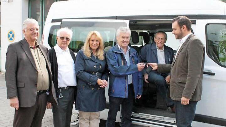 Zweiter Bürgermeister Hans-Peter Prämaßing, Pfarrer Ewald Thoma, Erste Bürgermeisterin Maria Beck (v.l.) freuen sich über die Möglichkeiten, die der Neun-Sitzer dem Projekt "Helfende Hände" erschließt. Heinrich Kilian (r.) übergibt dem Seniorenbeauftragten Roland Oberle die Schlüssel für das Gemeindefahrzeug. Walter Renner, der sonst fast immer mit dem Fahrrad fährt, sitzt schon mal Probe im neuen Gemeindefahrzeug.  Foto: Anke Lau