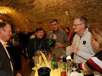 Besucher probieren die Produkte der Winzer. Foto: Sebastian Vogler
