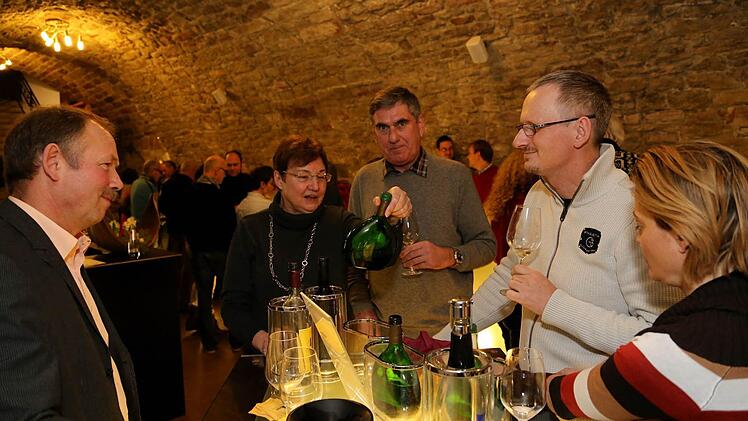 Besucher probieren die Produkte der Winzer. Foto: Sebastian Vogler