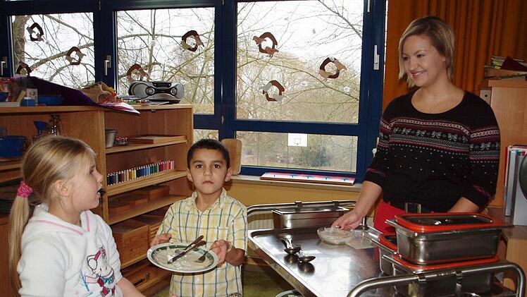 Katharina Trautner verbrachte kürzlich einen Tag mit Kindern der Tagesstätte St. Anna und beteiligte sich an deren Tagesablauf, hier beim Tischabräumen in der Gruppe "Frosch" des Förderkindergartens.  Foto: A. Thieret