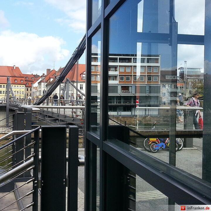 An der Kettenbrücke einen fahren lassen. Einen Lift runter zum Kanal-Ufer natürlich.