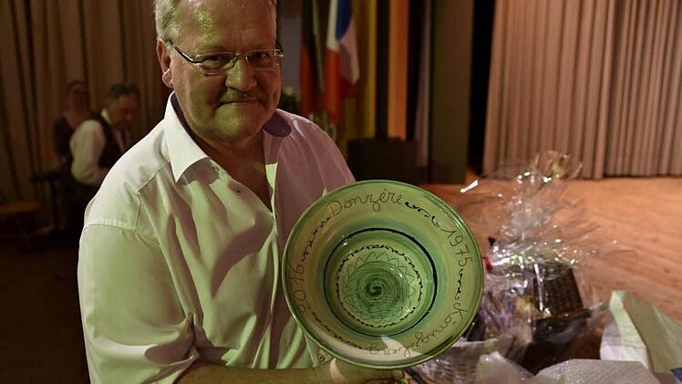 Da ist der Bürgermeister Claus Bittenbrünn vorsichtig: Eine Schale mit der Inschrift "Donzère - Königsberg 1976-2016" erhielt Königsberg als Geschenk aus Frankreich. Foto: Gerold Snater