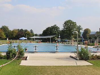 Das Freibad in Hofheim wurde in diesem Sommer nach umfangreichen Umbauarbeiten wieder eröffnet. Das Konzept "Familienbad" ist nach Angaben der Betreiber voll aufgegangen. Foto: Leah Krug