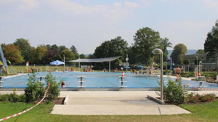 Das Freibad in Hofheim wurde in diesem Sommer nach umfangreichen Umbauarbeiten wieder eröffnet. Das Konzept "Familienbad" ist nach Angaben der Betreiber voll aufgegangen. Foto: Leah Krug