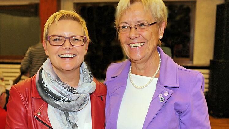 Die Bundestagsabgeordnete Sabine Dittmar wurde bei der der Bundeswahlkreiskonferenz in Ebelsbach fast einstimmig als Kandidatin für die Bundestagswahl im kommenden Jahr nominiert. Ihre Vorgängerin Susanne Kastner (rechts), die dem Bundestag 24 Jahre angehörte, gratulierte als eine der ersten. Foto: Dieter Britz