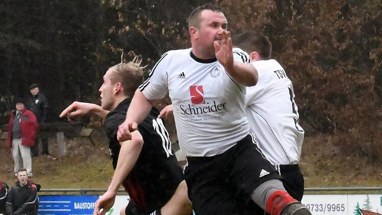 Reichenbachs Michael Seith (links) hat gegen zwei Steinacher im Kopfball-Duell keine Chance. Foto: Hopf