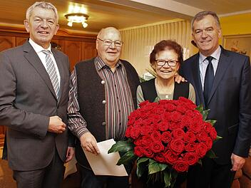 Zur Diamantenen Hochzeit gratulierten den Eheleuten Maria und Günter Lindner (rechts) Pommersfeldens Bürgermeister Hans Beck und Landrat Johann Kalb (links). Foto: Evi Seeger