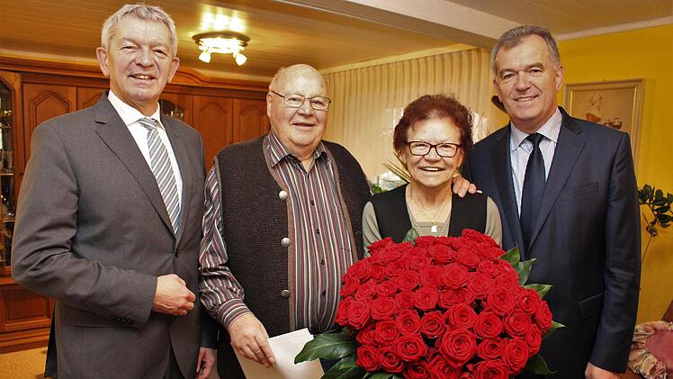 Zur Diamantenen Hochzeit gratulierten den Eheleuten Maria und Günter Lindner (rechts) Pommersfeldens Bürgermeister Hans Beck und Landrat Johann Kalb (links). Foto: Evi Seeger