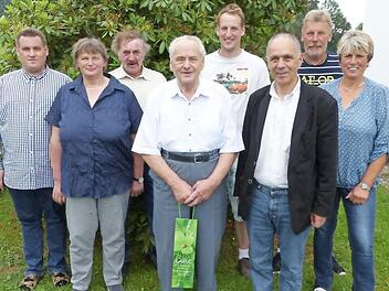 Unser Bild zeigt den Jubilar Günter Lokies (vorne, Bildmitte) zusammen mit (von links) Reinhard Lokies, Ingrid und Hans Bauer, Enkel Peter Bauer, Bürgermeister Franz Uome sowie Willi und Bettina Haber. Foto: Wulf