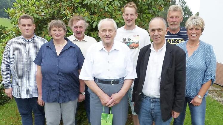 Unser Bild zeigt den Jubilar Günter Lokies (vorne, Bildmitte) zusammen mit (von links) Reinhard Lokies, Ingrid und Hans Bauer, Enkel Peter Bauer, Bürgermeister Franz Uome sowie Willi und Bettina Haber. Foto: Wulf