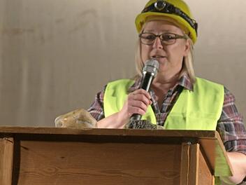 Links: Für herzhafte Lacher und unverständliches Stirnrunzeln gleichermaßen sorgten im Neundorfer Festzelt erneut die Verse, die Claudia Helmprobst für die Neundorfer "Kirchweihpredigt" zusammengetragen hatte. Rechts: Silvia Schwarz schwang den Dreschflegel. Getroffen, der Blumentopf war hinüber.  Fotos: Bettina Knauth/Doris Weidner