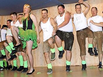 Gute Stimmung herrschte bei der Polonaise und beim Auftritt des Männerballetts. Fotos: Renate Neubecker