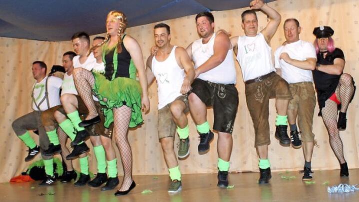 Gute Stimmung herrschte bei der Polonaise und beim Auftritt des Männerballetts. Fotos: Renate Neubecker