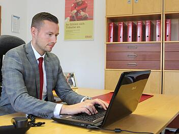 seinem Büro in der Kronacher Innenstadt berät Marc Bergauer seine Kunden.  Cindy Dötschel
