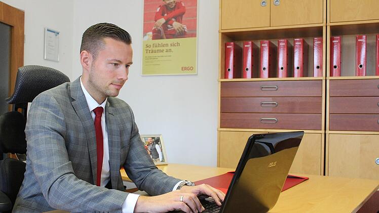 seinem Büro in der Kronacher Innenstadt berät Marc Bergauer seine Kunden.  Cindy Dötschel