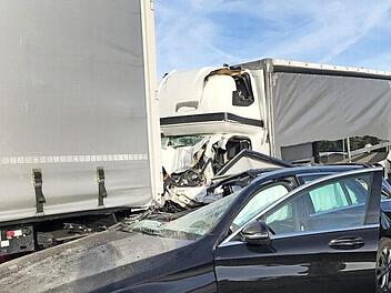 Der Fahrer dieses Wagens hatte keine Chance, als der Kleinlaster das Fahrzeug auf den stehenden Sattelschlepper schob.  Foto: Michael Busch