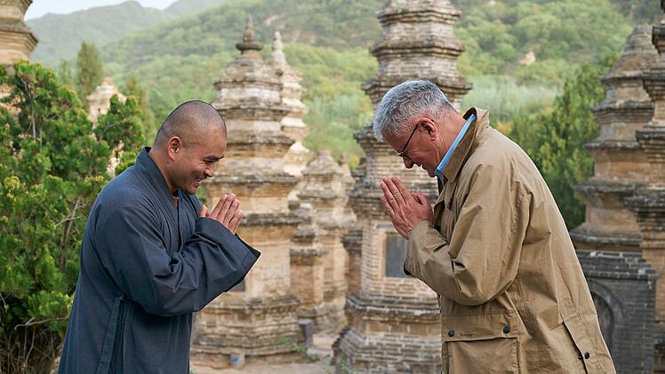 Im Austausch mit den M&ouml;nchen des Shaolin-Klosters lernt Christopher Clark die Spiritualit&auml;t Chinas Kennen.