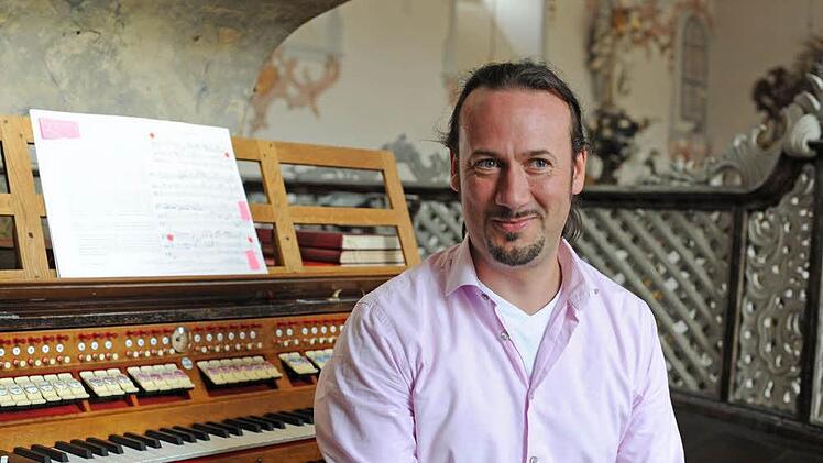 Frauenkirchenkantor Matthias Grünert hat 2004 die in verschiedener Ausführung stattfindenden OrgelFahrten initiiert und seither einem interessierten Publikum sehr viele Instrumente vorgestellt.