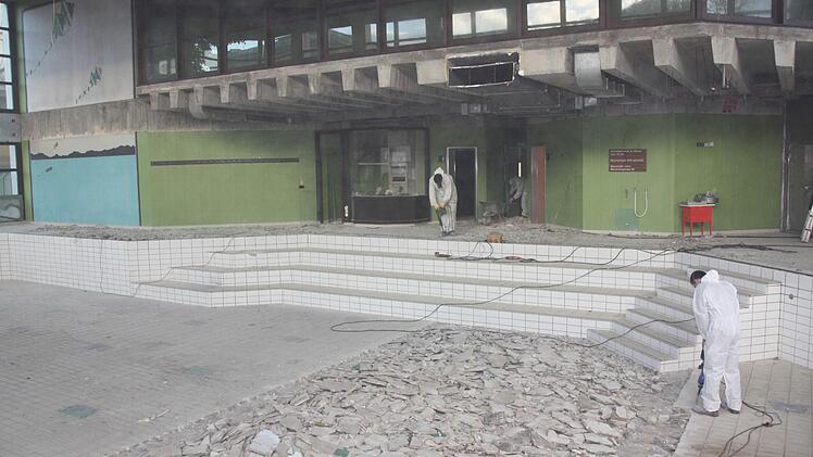 Im früheren Bewegungsbad bewegt sich was: Die Deckenverkleidung ist schon demontiert, derzeit brechen Arbeiter die Fliesen heraus.  Foto: Edgar Bartl