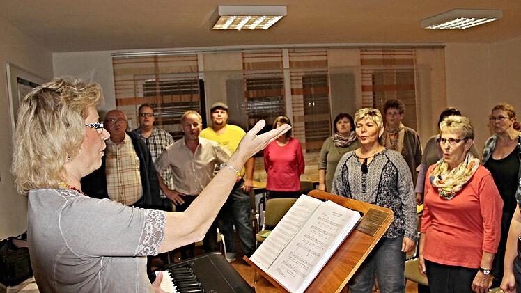 Chorleiterin Christine Kettler-Pohl (links) beim Einsingen mit der "Concordia Maroldsweisach." In vorderster Reihe Gertrud Hepp (vorne rechts) die Vorsitzende des Gesangvereins. Foto: Helmut Will
