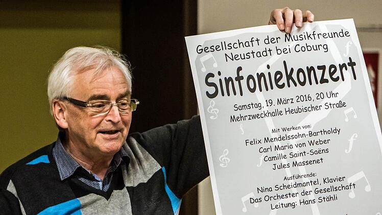 Vorsitzender Hans-Rudolf Timmig mit dem Plakat für das Sinfoniekonzert am Samstag, 19. März.Foto: Jochen Berger