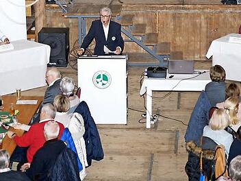 Bei der Hauptversammlung des Golfclubs sprach unter anderem Präsident Jürgen Helmes (am Mikrofon). Foto: Johannes Michel