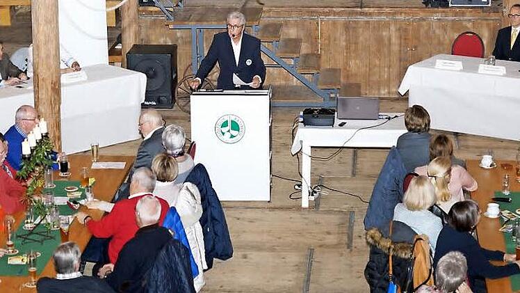 Bei der Hauptversammlung des Golfclubs sprach unter anderem Präsident Jürgen Helmes (am Mikrofon). Foto: Johannes Michel