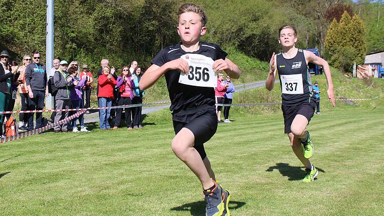 Sieger-Duo beim Schülerlauf über zwei Kilometer: Karl Deeg (links) und Vereinskamerad Christian Beetz (beide TG 48 Schweinfurt) kamen letztlich beide mit einer Zeit von 7:02 Minuten ins Ziel.