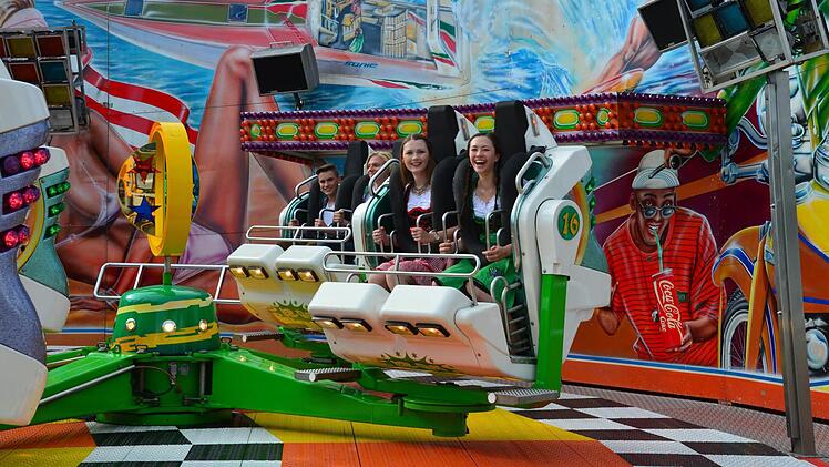 Wer eine Fahrt auf dem "Roll over" wagt, sollte vorher besser nichts essen. Man wird nicht nur kr&auml;ftig vor und zur&uuml;ck geschleudert, die Gondeln &uuml;berschlagen sich auch. Foto: Sandra Hackenberg