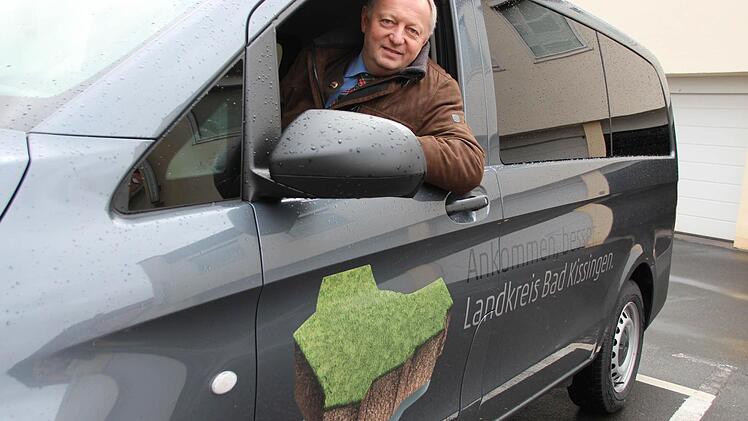 Landrat Thomas Bold (CSU) in einem Dienstfahrzeug des Landratsamts, das bereits mit Werbung der neuen Standortkampagne bedruckt ist. Foto: Benedikt Borst