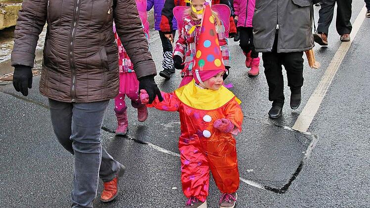 Bei Sonnenschein tanzen, schunkeln und singen kleine und große Narren beim "Faschingsfez" auf dem Anger. Nicht nur die Organisatoren freut's. Foto: Dieter Britz