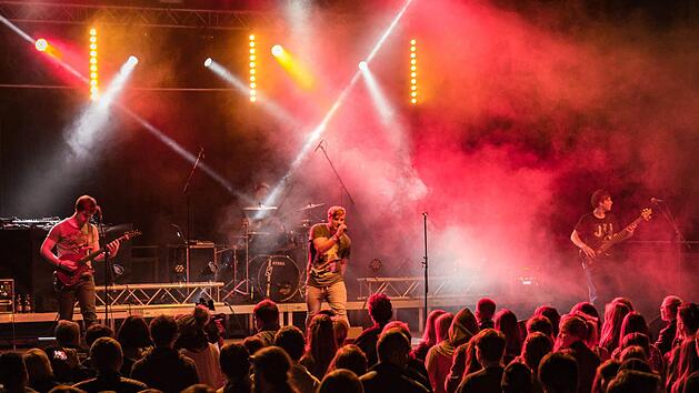 Aus Kronach kommt die Band Angiz nach Breiteng&uuml;&szlig;bach. Sie besteht aus (v.l.) Thomas Feilner (Gitarre), Lukas Stumpf (Schlagzeug), Mario Brozek (Gesang) und Andr&eacute; Deuerling (Bass). Foto: Angiz