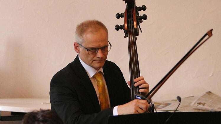 Der Musizierkreis Neustadt unter Leitung von Norbert Luche gestaltete seine Kaffeehausmusik in Meilschnitz. Foto: Jochen Berger