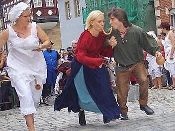 Ohne Koordinationsverm&ouml;gen ging beim Bratwurstellentanz gar nichts.