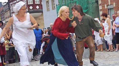 Ohne Koordinationsverm&ouml;gen ging beim Bratwurstellentanz gar nichts.