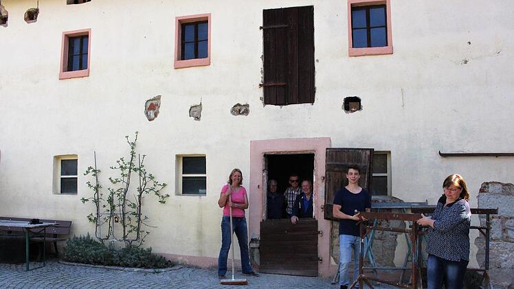 Die Vorarbeiten für den Umbau haben bereits begonnen. Im Bild Heinershof- Chefin Tina Sickmüller (links) mit einem Team an Mitarbeitern und ehrenamtlichen Helfern.   Foto: Evi Seeger