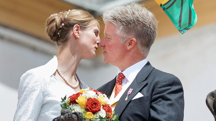 Stephanie Prinzessin von Sachsen-Coburg und Gotha und ihr Mann Jan Stahl k&uuml;ssen sich nach ihrer Trauung auf dem Altan am Schloss Friedenstein. Eine kirchliche Hochzeit soll es im kommenden Jahr geben. Foto: Arifoto Ug/Michael Reichel/dpa