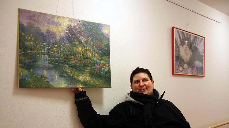 Isabell H. gefällt es im Wohnheim, wo auch einige der von ihr gelegten Puzzlebilder die Wände zieren.Heike Schülein