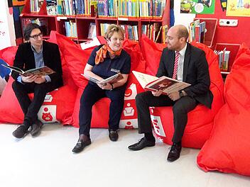 Der Bad Brückenauer Geschäftsstellenleiter der Sparkasse, Felix Dorn (rechts), freute sich darüber, dass er mit seinem Geschenk bei Bürgermeisterin Brigitte Meyerdierks und Kulturbüroleiter Jan Marberg (links) einen Volltreffer gelandet hatte. Die Sitzsäcke stehen ab sofort in der Stadtbibliothek. Foto: Rolf Pralle
