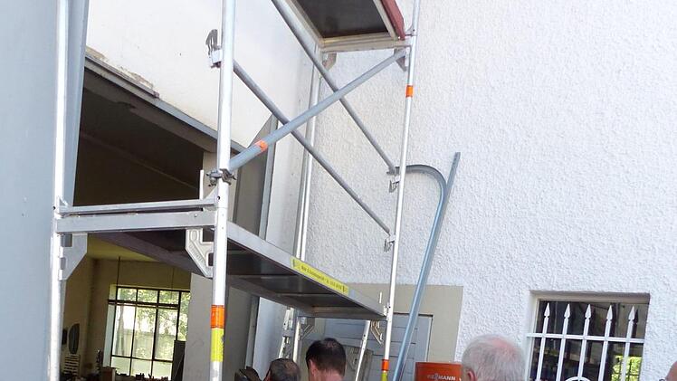 Beim Neukenrother Schlosser Schlosser Reinhard Wachter wurde das Kreuz zunächst ausgebeult. Foto: Petra Zenkel-Schirmer