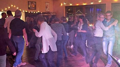 Zu späterer Stunde füllte sich die Tanzfläche. Foto: Richard Sänger